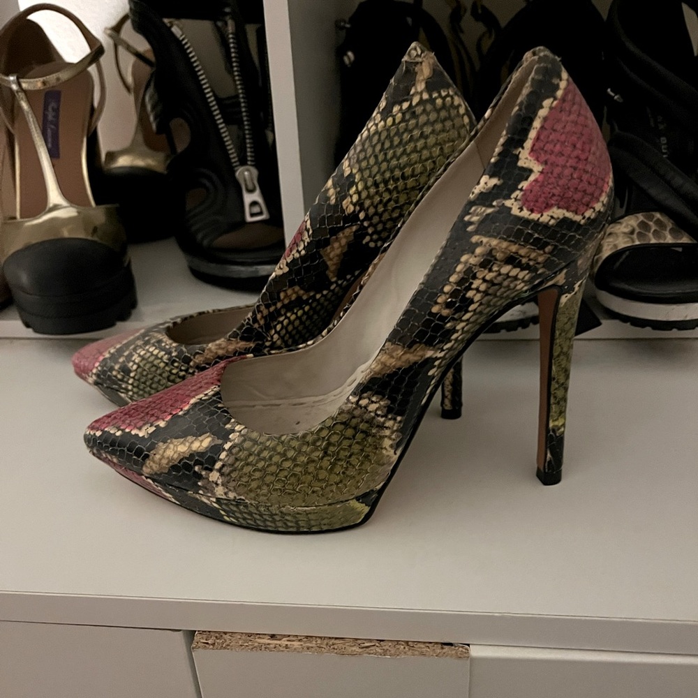 Snakeskin print pointy toe pumps by Alice & Olivia size 36.5